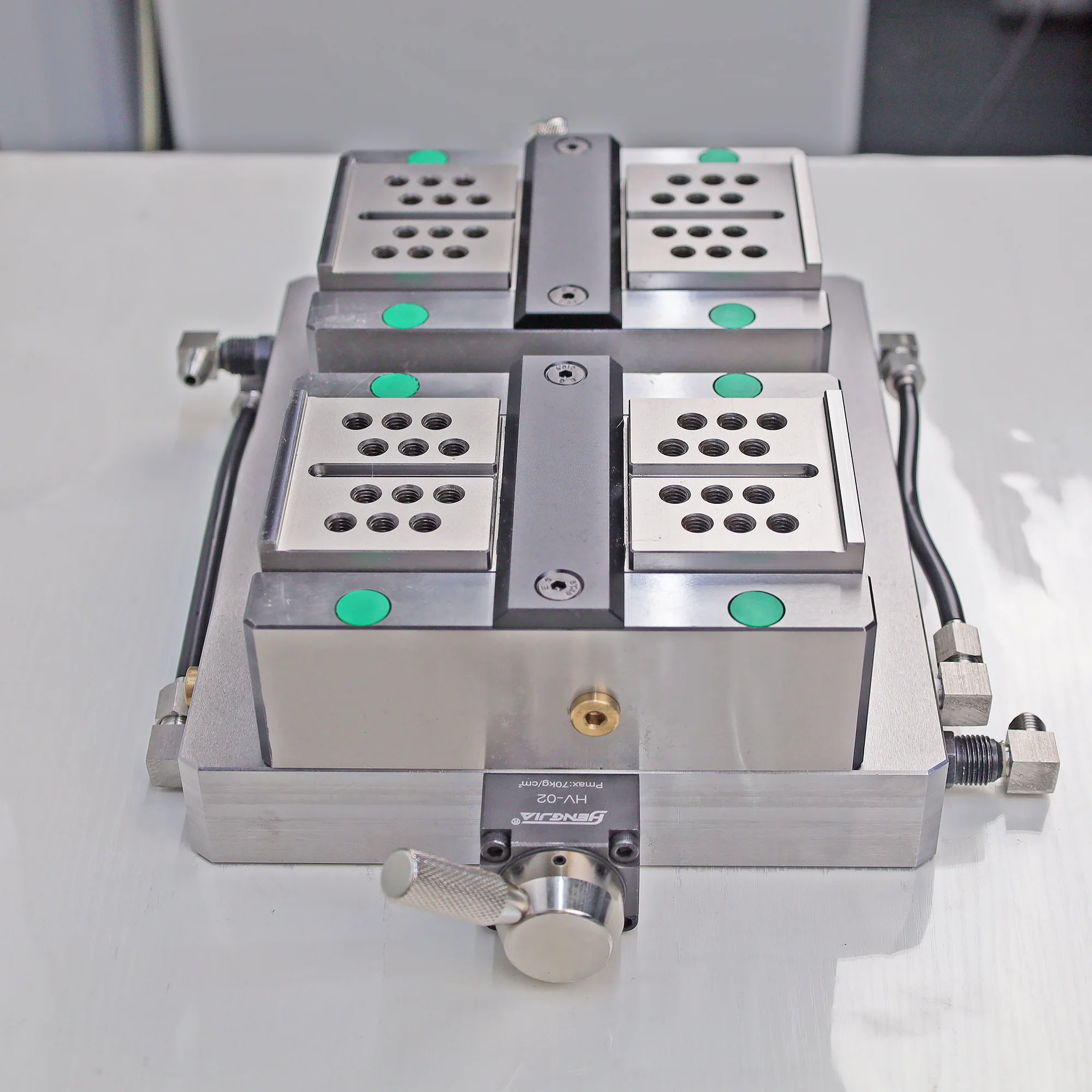 Double-position hydraulic self-centering vise - Image 3
